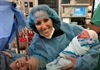 Cặp đồng tính nữ đầu tiên trên thế giới thay phiên nhau mang cùng một thai nhi
