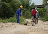 Hơn 20 năm tình nguyện “vá đường” cho dân