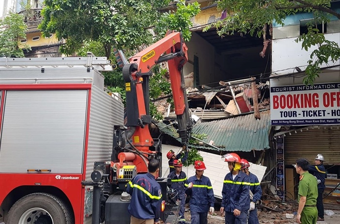 Hà Nội: Ngôi nhà 2 tầng trên phố Hàng Bông bất ngờ đổ sập