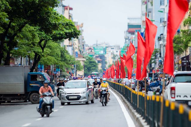 Đường phố Hà Nội đỏ thắm sắc cờ chào mừng Quốc khánh 2.9