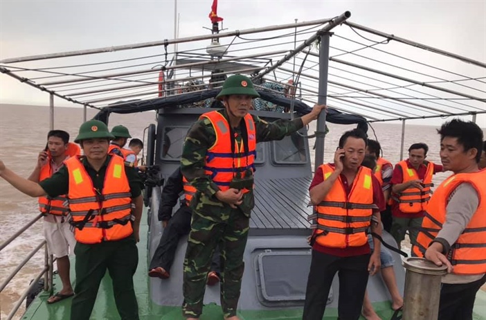 Cứu sống 4 thuyền viên Nghệ An trôi dạt trên biển