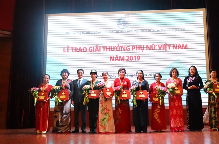 16 tập thể và cá nhân được trao Giải thưởng Phụ nữ Việt Nam