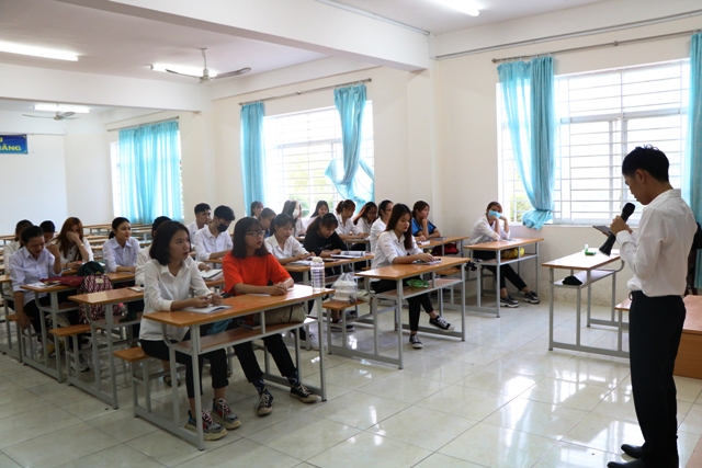 Ninh Thuận: Học sinh THPT trở lại trường học