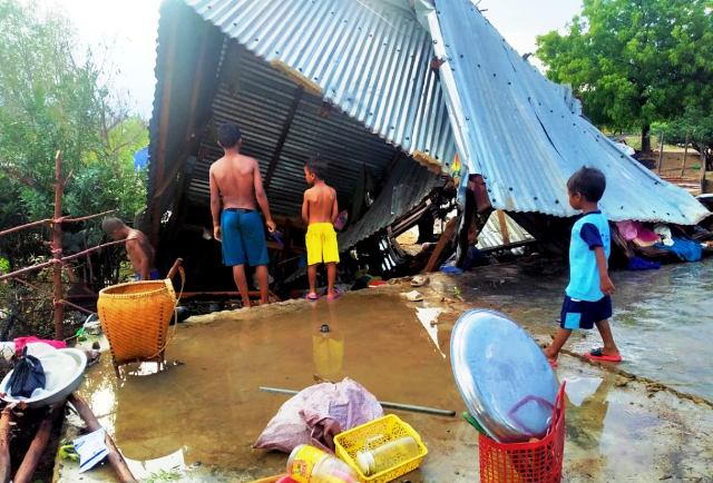 Ninh Thuận: 110 hộ dân bị lốc xoáy làm sập nhà, tốc mái