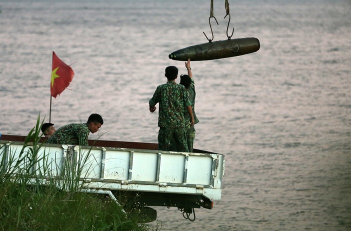 Trục vớt an toàn quả bom nằm dưới sông Hồng gần cầu Long Biên
