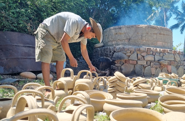 Làng gốm mộc bên đầm An Khê