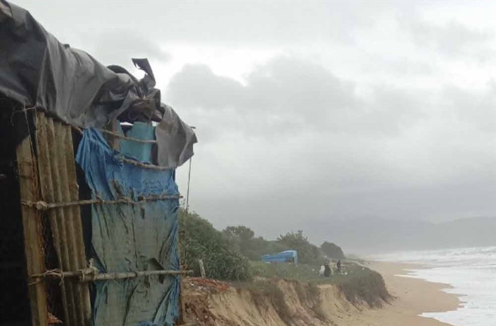 Bình Định: Mưa lớn gây sạt lở bờ biển, hàng chục hộ dân sơ tán khẩn cấp