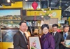 Chủ tịch nước Võ Văn Thưởng cùng phu nhân và Thống đốc Tokyo thưởng thức bánh mì Việt Nam