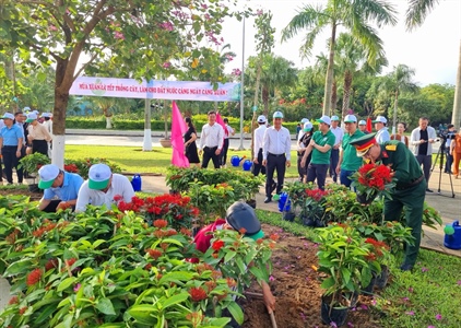 Đà Nẵng: Hàng trăm cây xanh được trồng để phát triển mảng xanh đô thị